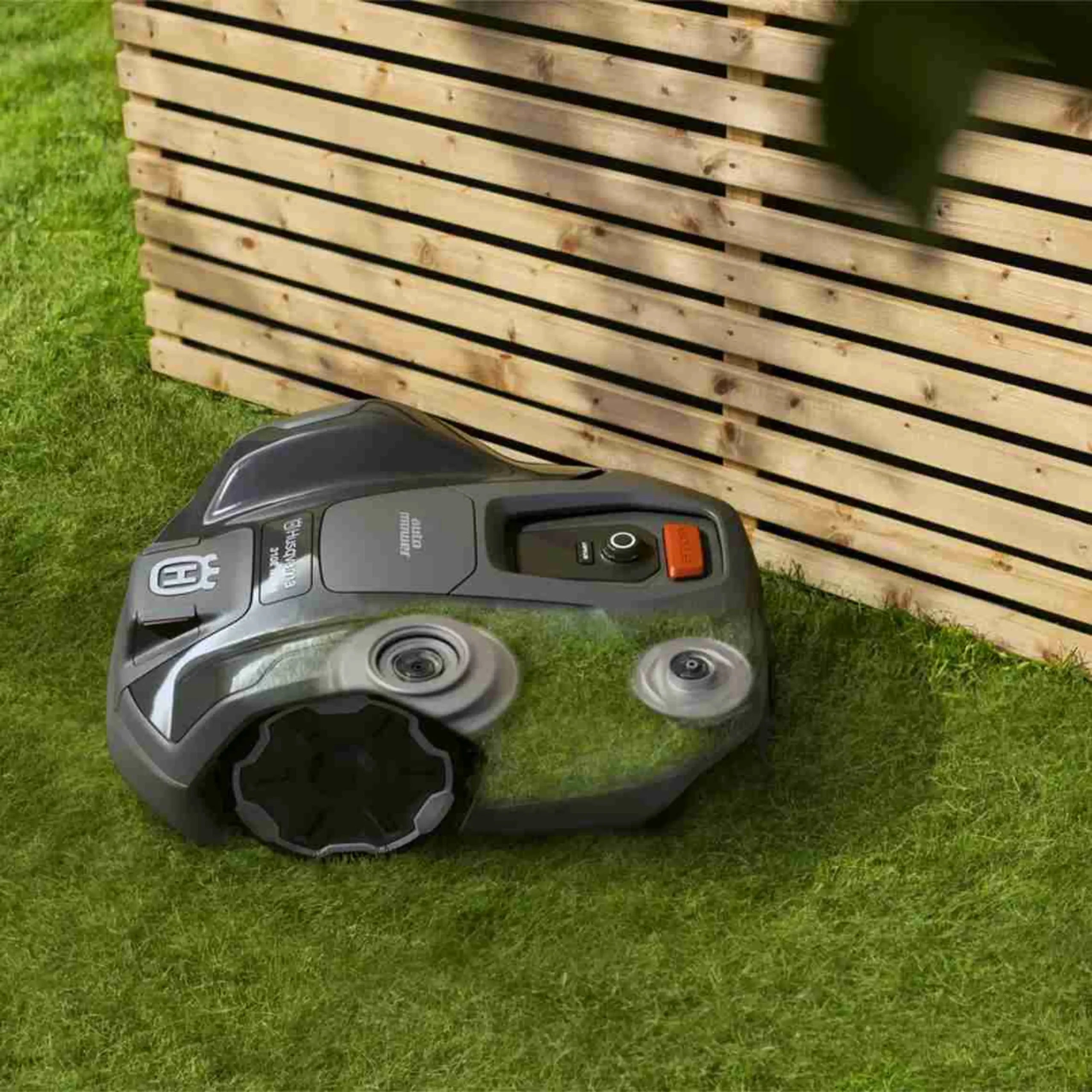 Husqvarna Automower 305E NERA + Garage Husqvarna Automower 305E NERA + Garage