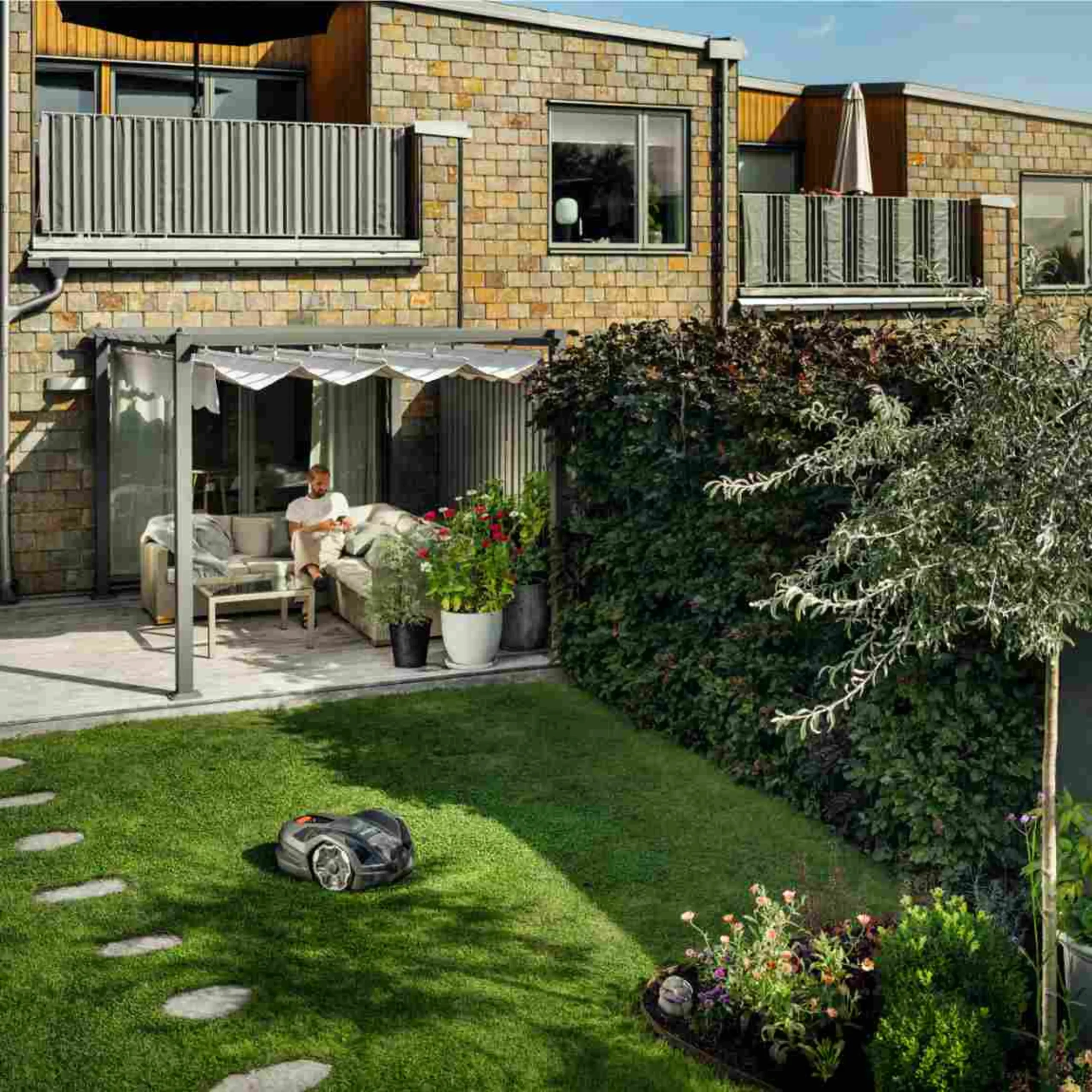 Husqvarna Automower 305E NERA + Garage Husqvarna Automower 305E NERA + Garage