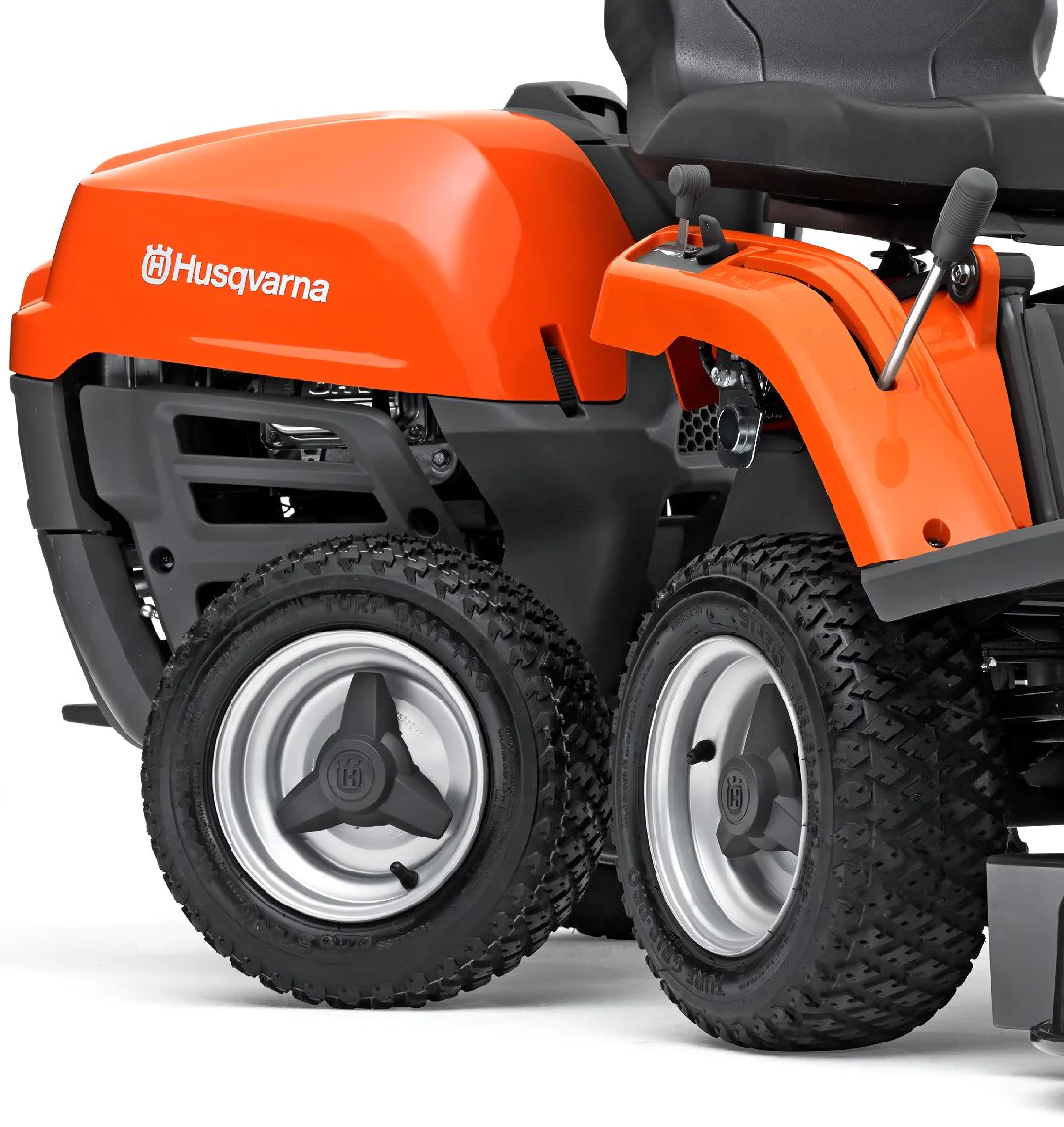 Husqvarna R 112C mit Mähdeck Combi 85 – Winterpaket mit Schneeschild, Gummileiste und Schneeketten – Modell 2025 Husqvarna R 112C mit Mähdeck Combi 85 – Winterpaket mit Schneeschild, Gummileiste und Schneeketten – Modell 2025