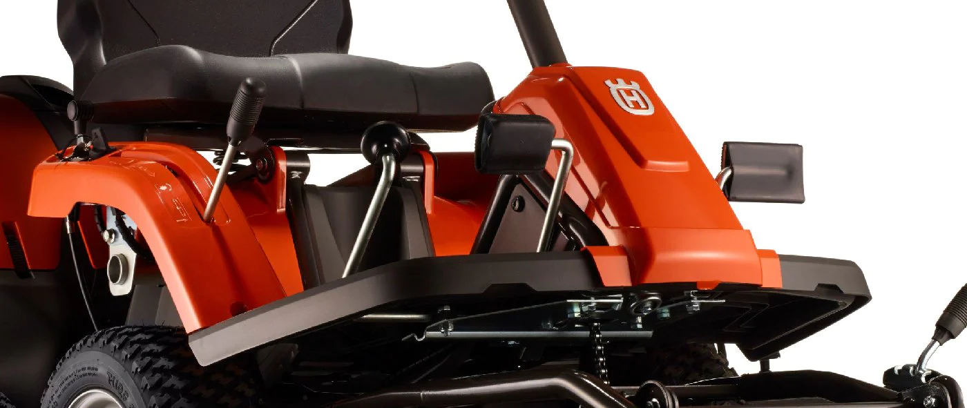 Husqvarna R 112C mit Mähdeck Combi 85 – Winterpaket mit Schneeschild, Gummileiste und Schneeketten – Modell 2025 Husqvarna R 112C mit Mähdeck Combi 85 – Winterpaket mit Schneeschild, Gummileiste und Schneeketten – Modell 2025