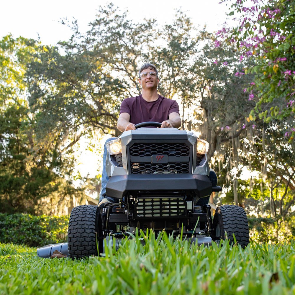 Murray MT100 42 in. 13.5 HP 500cc E1350 Series Briggs and Stratton Engine 6-Speed Manual Gas Riding Lawn Tractor Mower Murray MT100 42 in. 13.5 HP 500cc E1350 Series Briggs and Stratton Engine 6-Speed Manual Gas Riding Lawn Tractor Mower